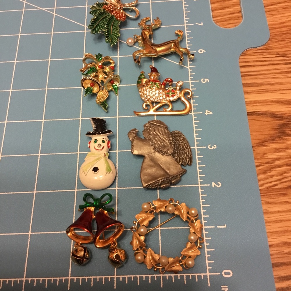 Vintage Christmas Brooch Lot of 8 Pins Jeanne, Gerry, Roman,& Beatrix Adorable - Picture 12 of 14